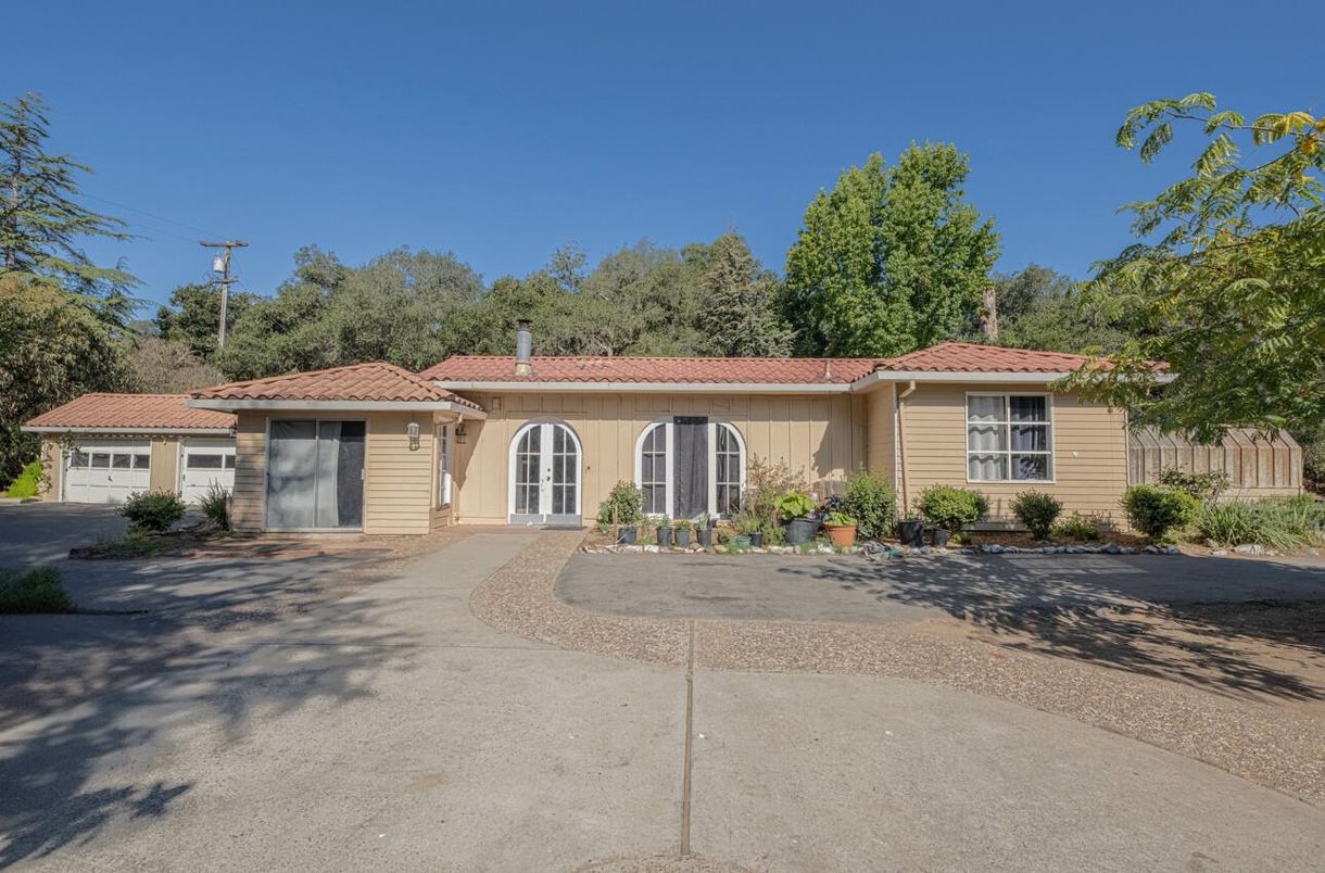 Attached, Exterior, Facade, Ranch