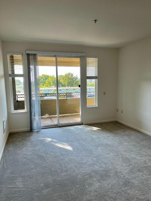 Empty room, Interior, Water