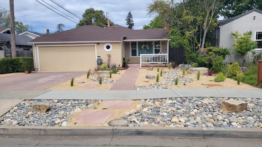 Attached, Exterior, Facade, Ranch