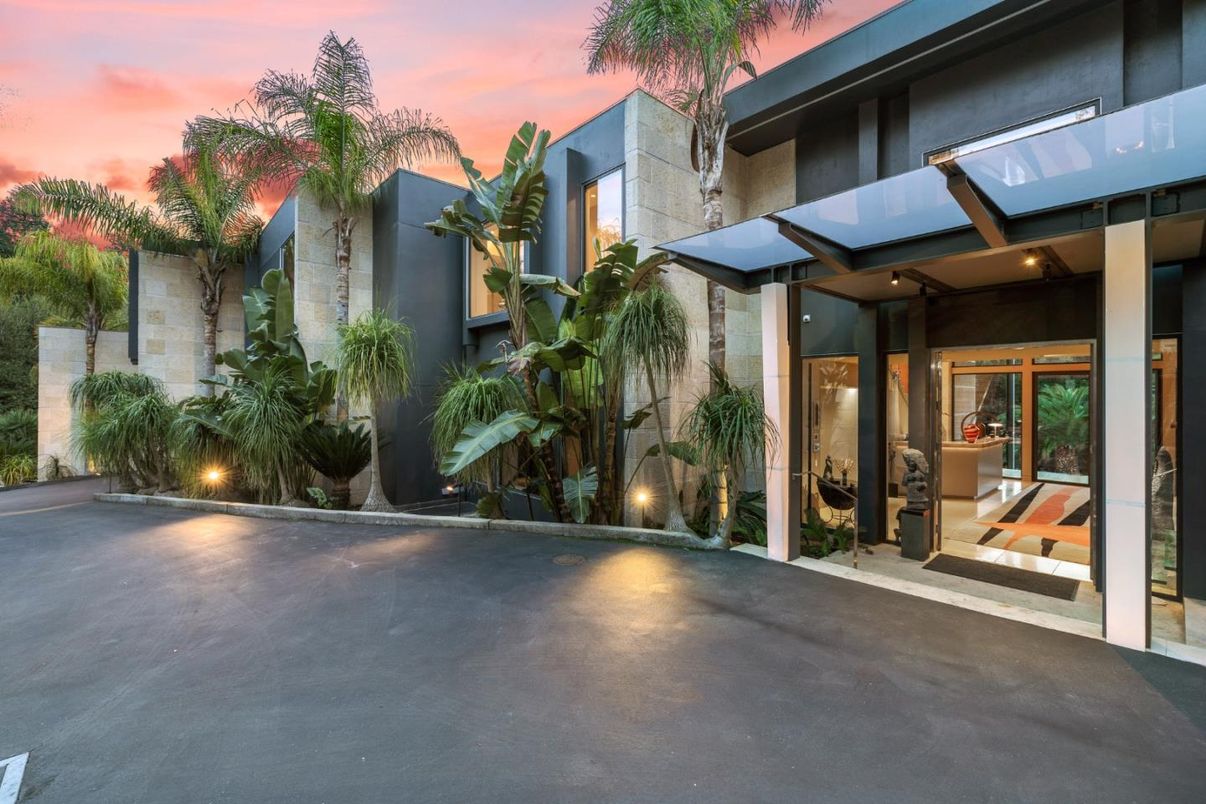 Exterior, Facade, Modern