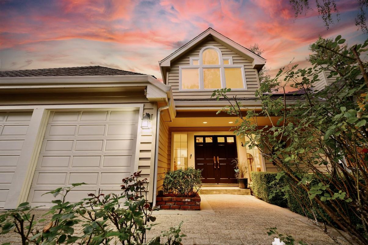 Attached, Exterior, Facade, American Craftsman