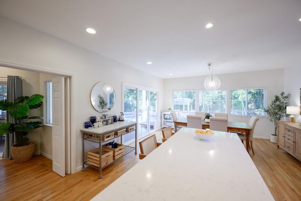 Chandelier, Dining room, Interior, Recessed Lighting, Wood Texture Flooring