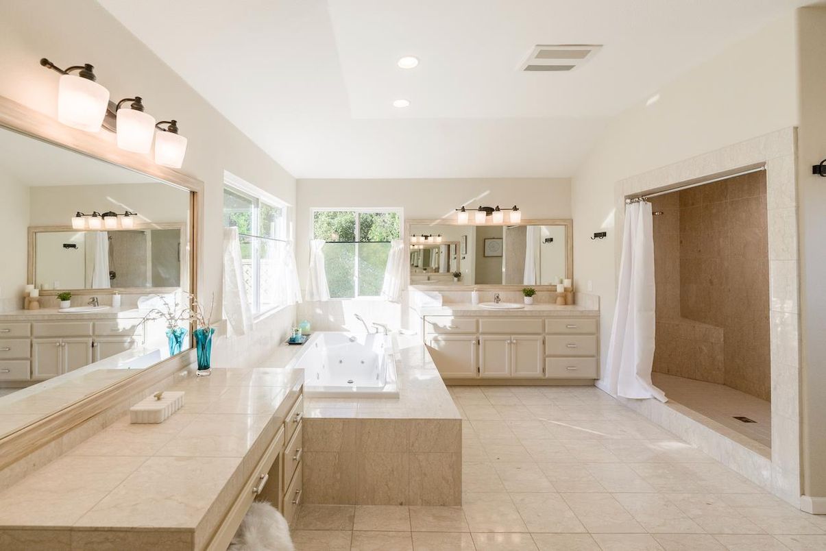 Bathroom, Dual Sink Vanities, Interior, Recessed Lighting