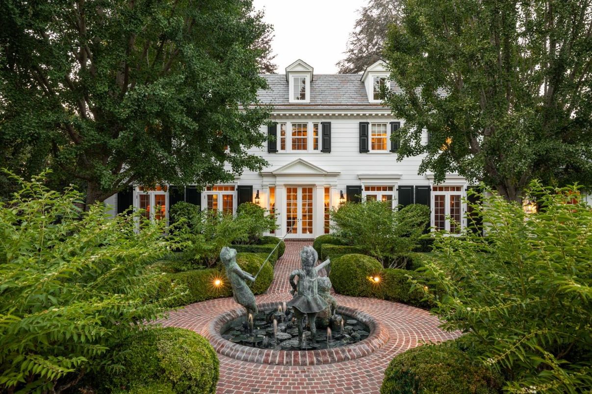 Exterior, Facade, Georgian