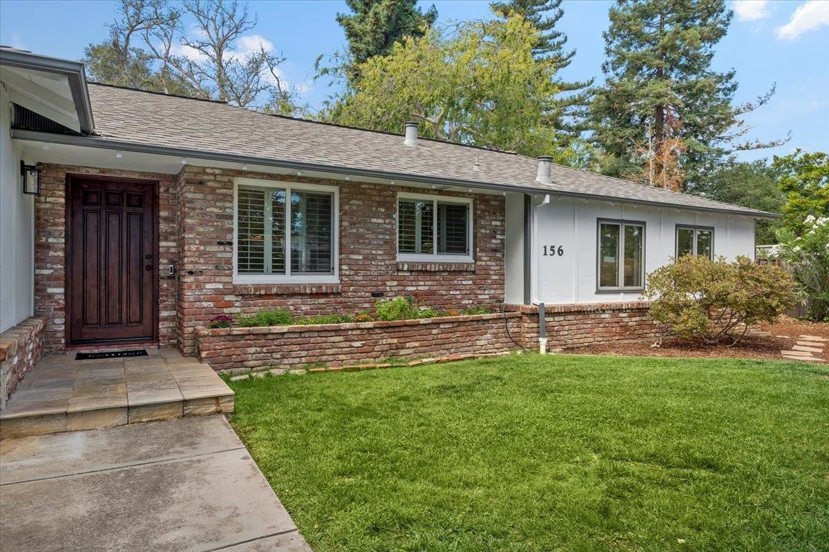 Exterior, Facade, Brick Facade, Ranch