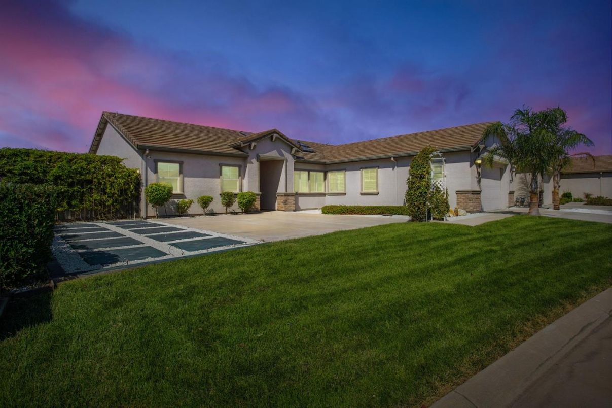 Backyard, Exterior, Facade, Ranch