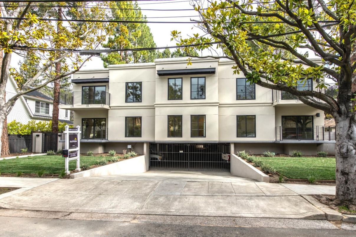 Exterior, Facade, Rowhouse