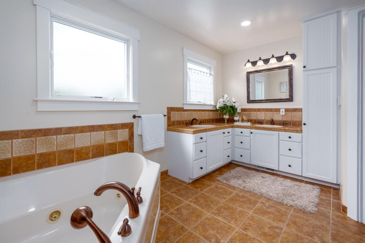 Bathroom, Dual Sink Vanities, Interior, Recessed Lighting