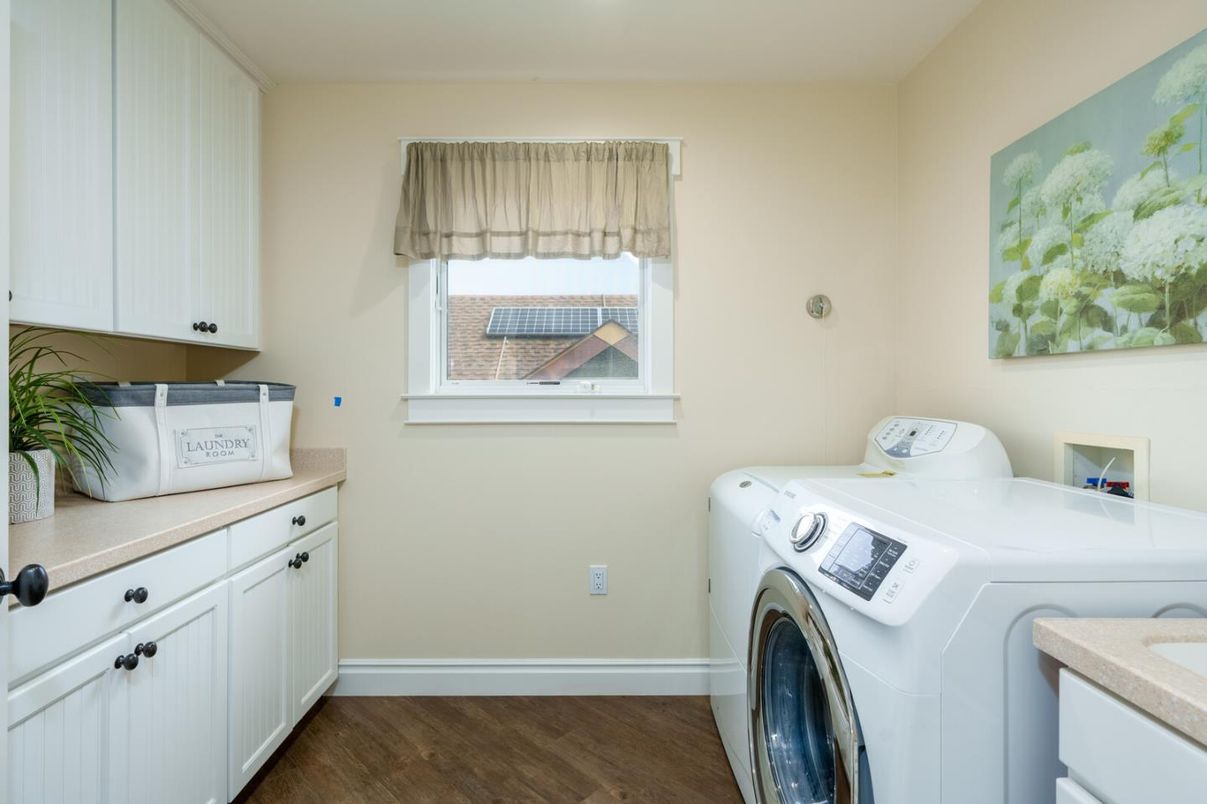 Interior, Washer, Wood Texture Flooring