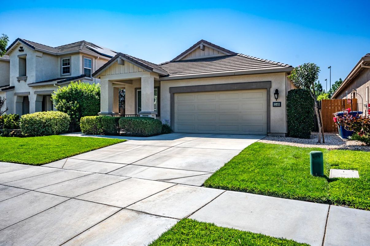 Attached, Exterior, Facade, Mediterranean