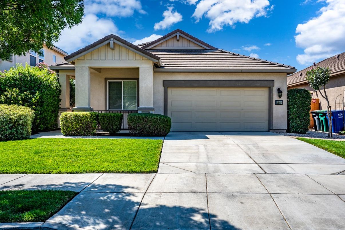 Attached, Exterior, Facade, American Craftsman