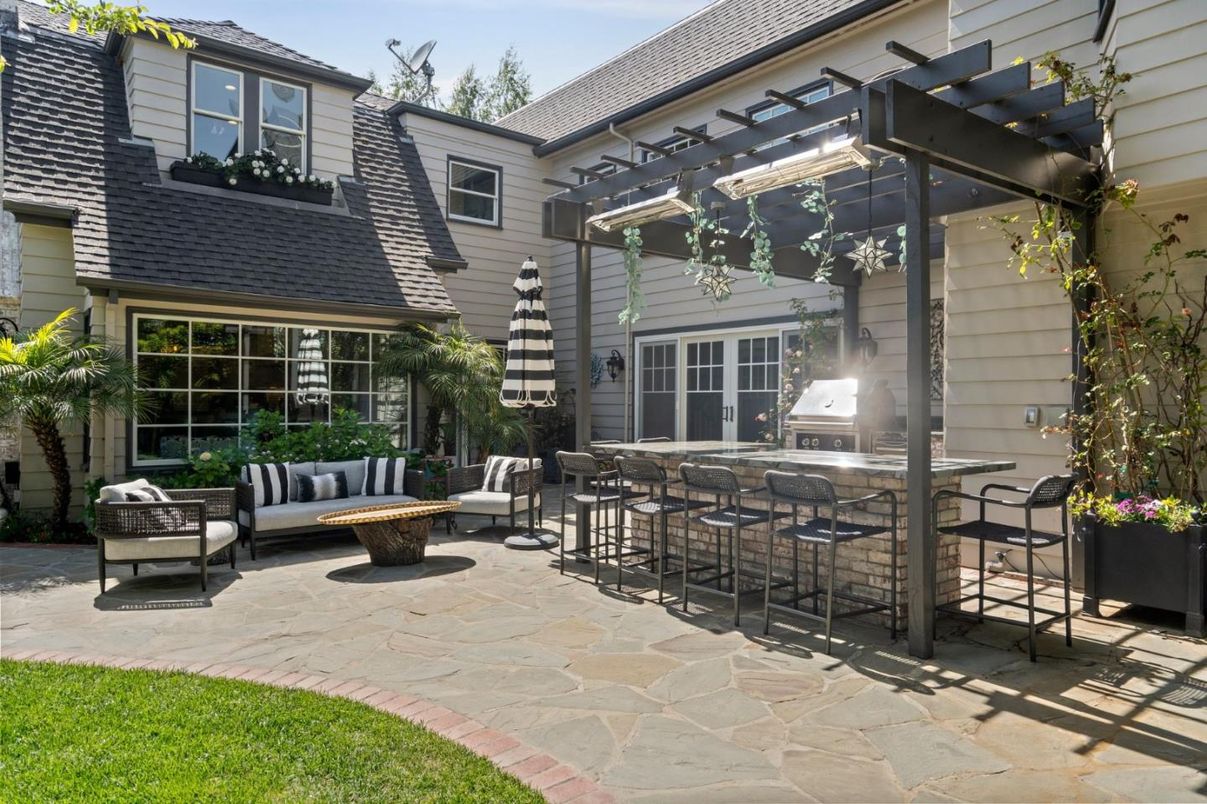 Exterior, Outdoor Kitchen