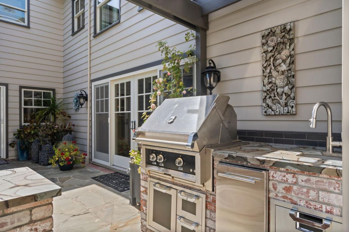 Exterior, Outdoor Kitchen