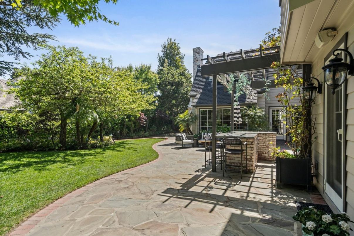 Backyard, Exterior, Outdoor Kitchen
