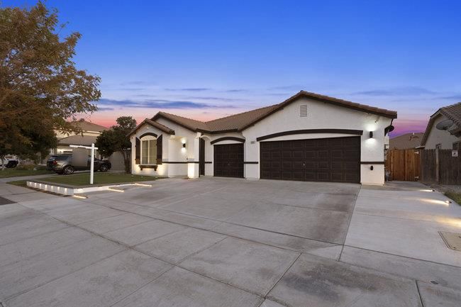 Attached, Exterior, Facade, Mediterranean