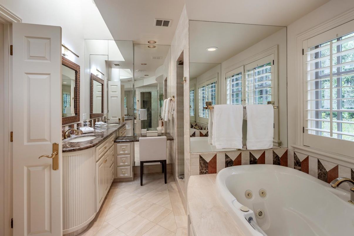 Bathroom, Dual Sink Vanities, Interior, Recessed Lighting