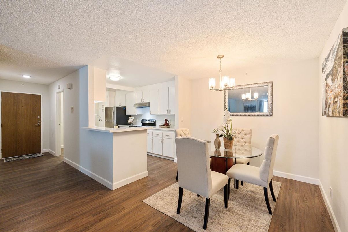 Chandelier, Dining room, Interior, Kitchen, Pendant Lights, Recessed Lighting, Wood Texture Flooring