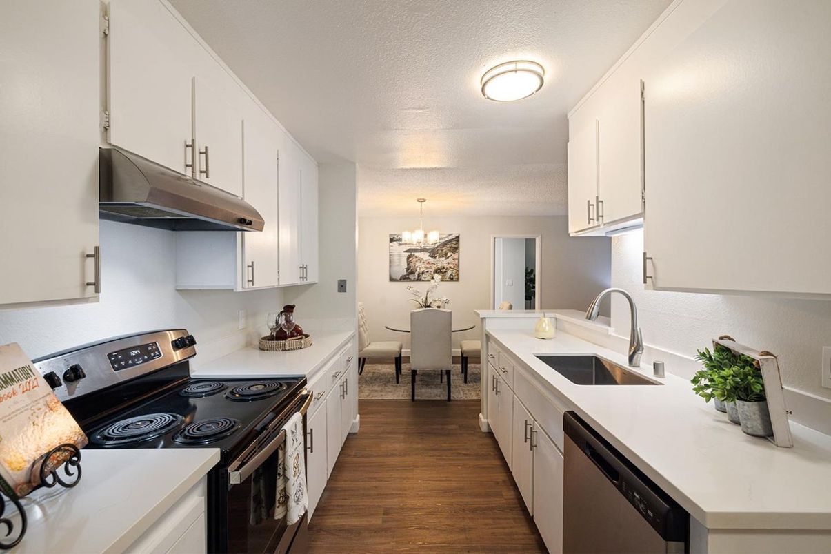 Chandelier, Dining room, Interior, Kitchen, Stainless Steel Appliances, Wood Texture Flooring