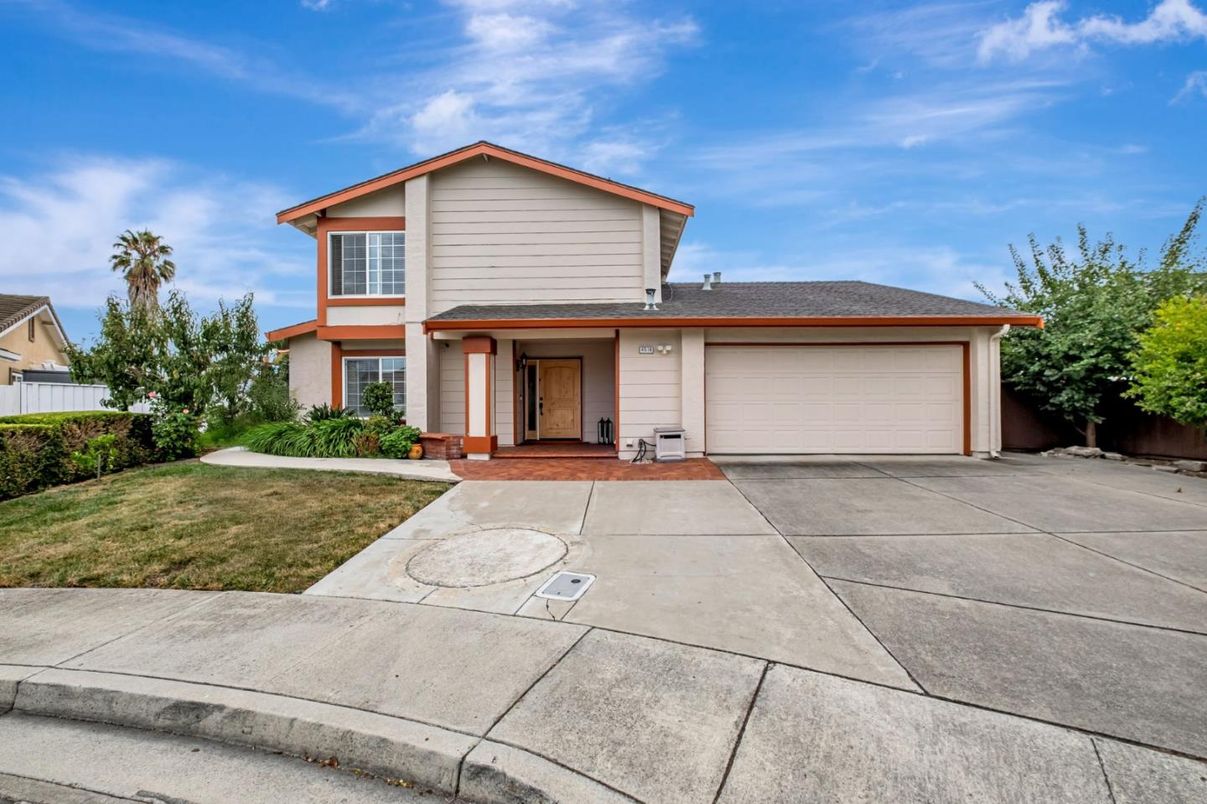 Attached, Exterior, Facade, American Craftsman
