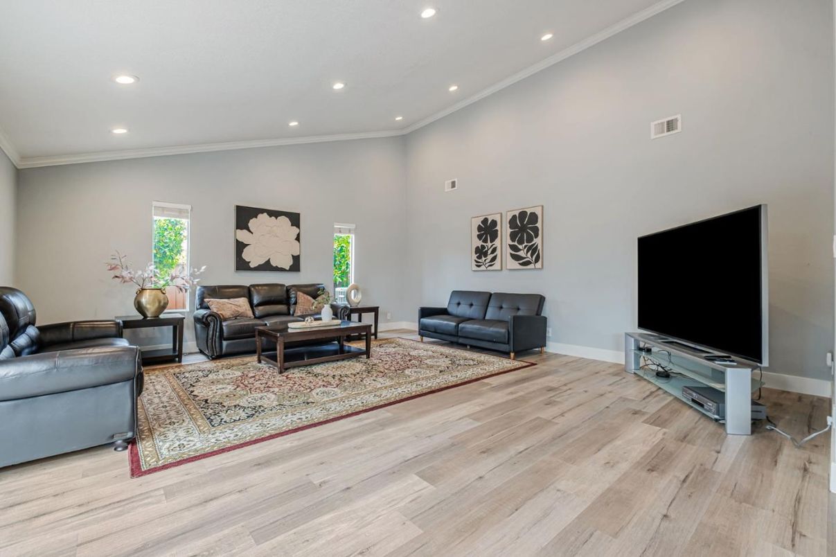 Interior, Living room, Recessed Lighting, Wood Texture Flooring