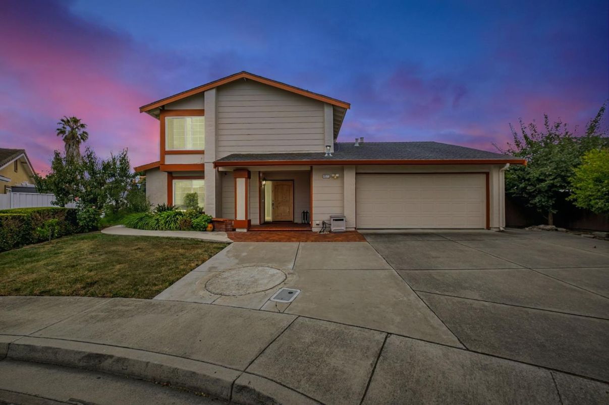 Attached, Exterior, Facade, American Craftsman