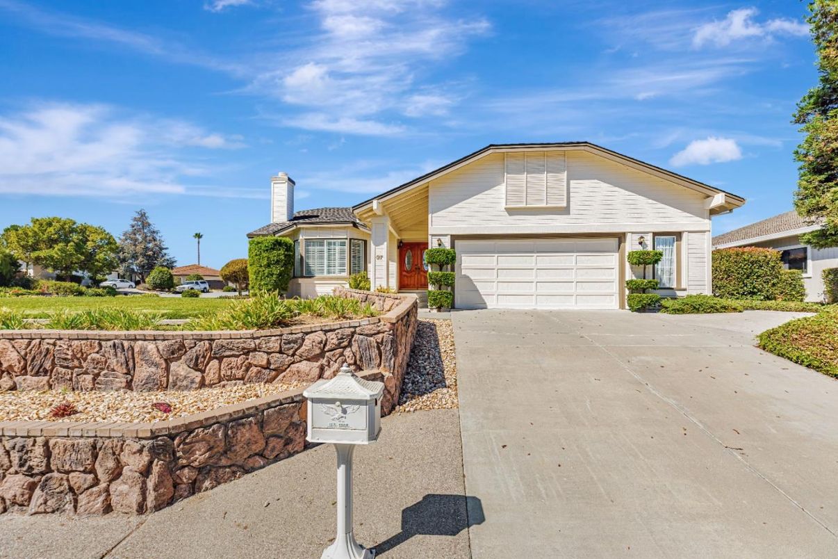 Attached, Exterior, Facade, Ranch