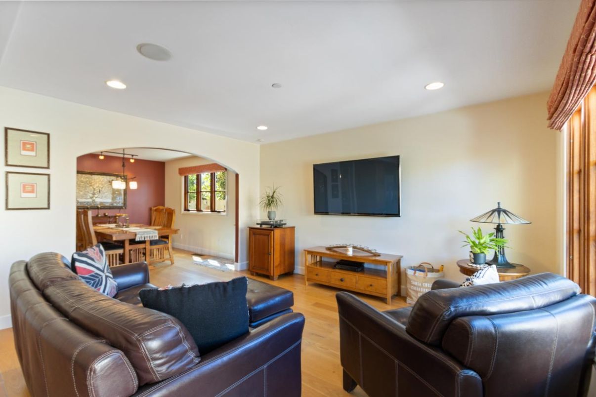 Dining room, Interior, Living room, Pendant Lights, Recessed Lighting, Wood Texture Flooring