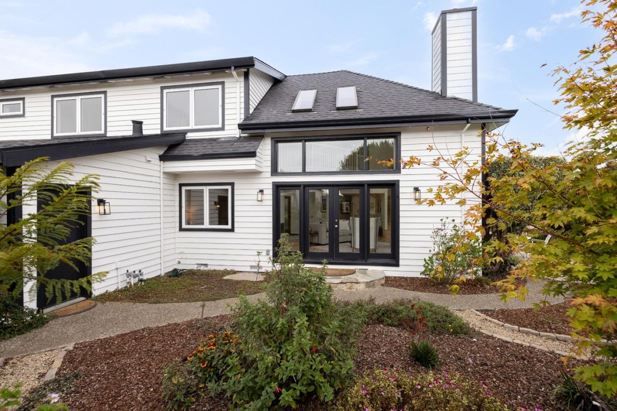 Exterior, Facade, Farmhouse