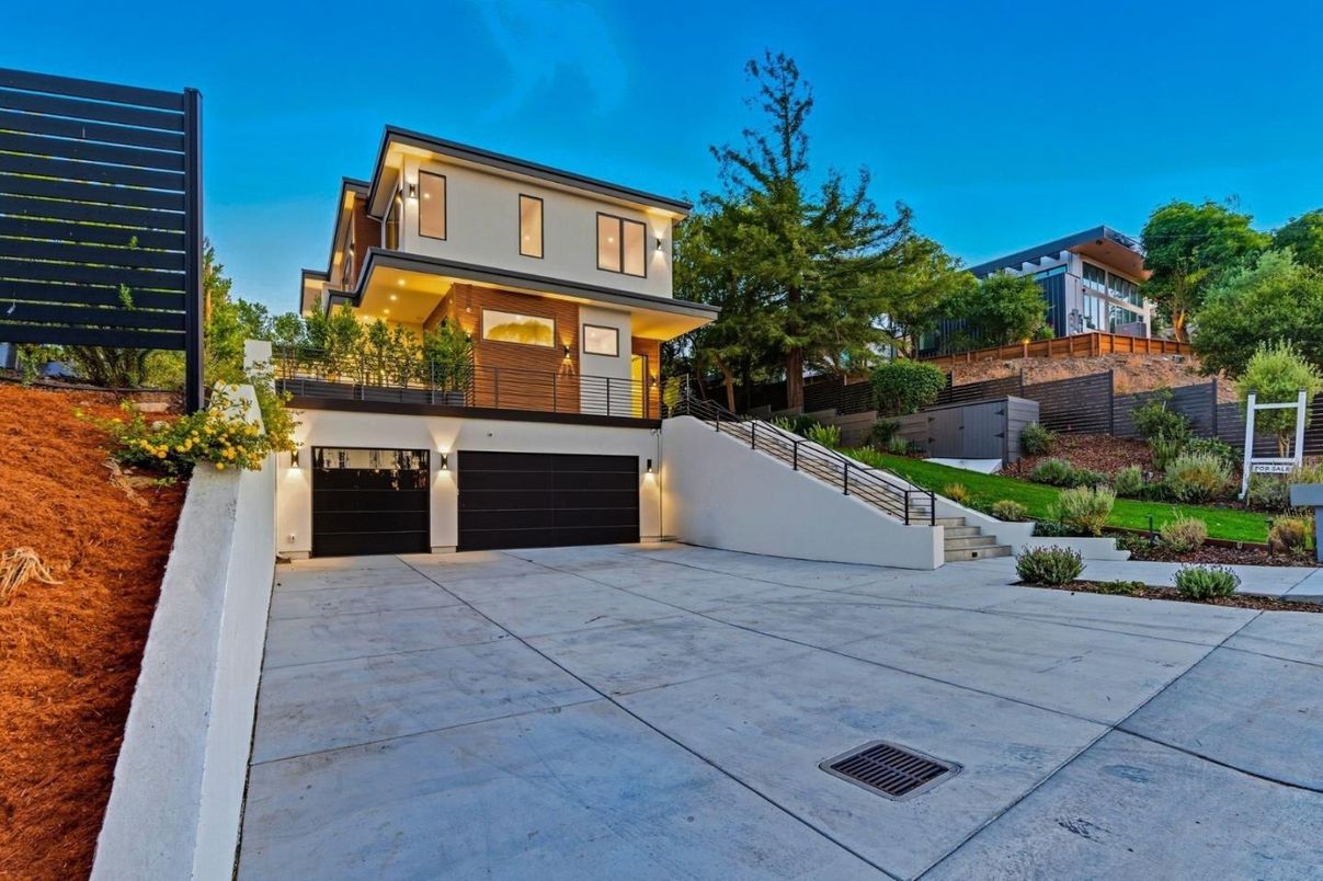 Attached, Exterior, Facade, Modern