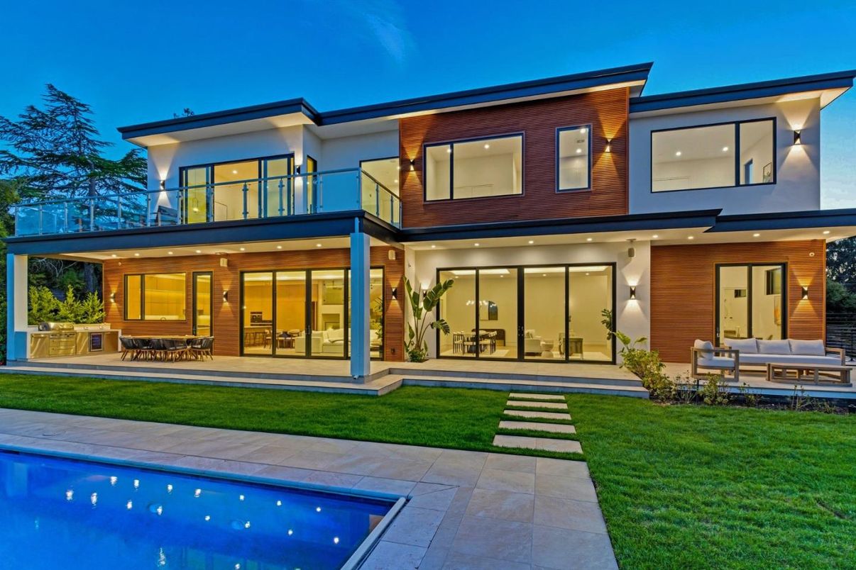 Backyard, Exterior, Facade, Pool, Modern