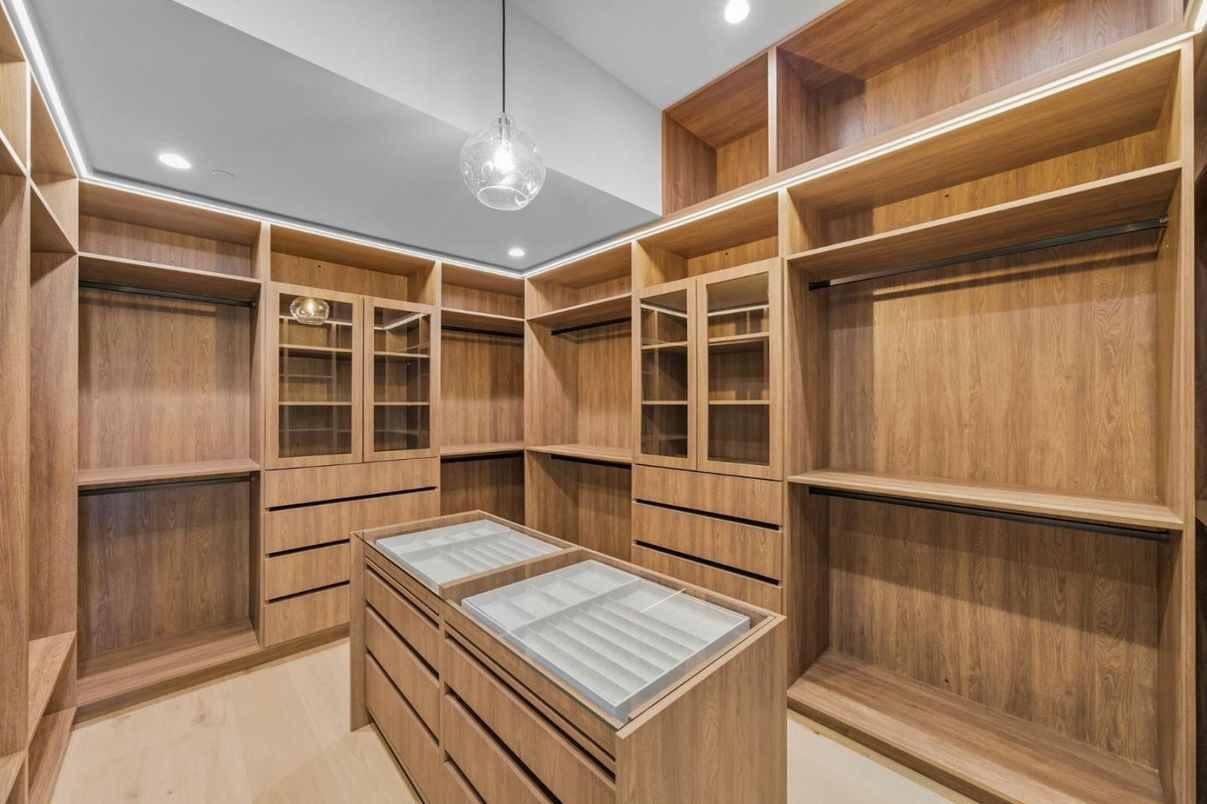 Interior, Pendant Lights, Recessed Lighting, Walk-in Closets, Wood Texture Flooring