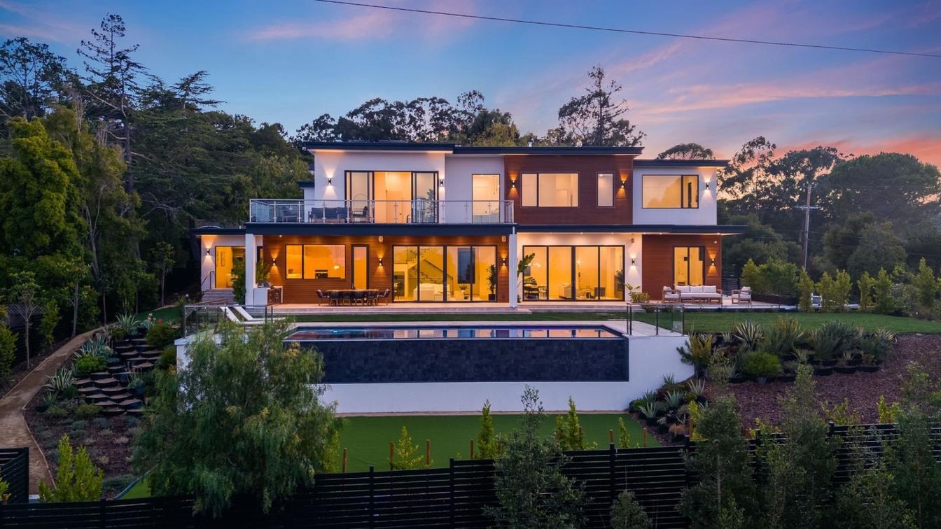 Backyard, Exterior, Facade, Pool, Modern