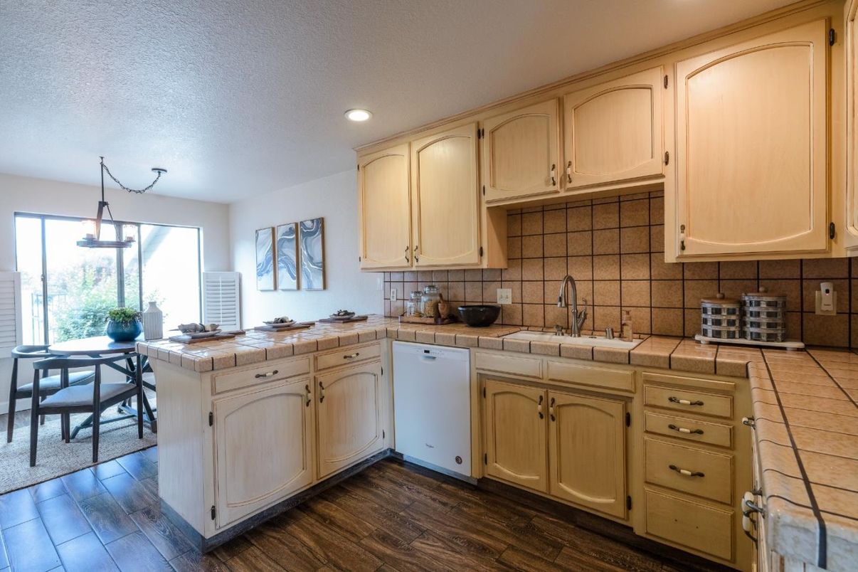 Dining room, Interior, Kitchen, Pendant Lights, Recessed Lighting, Tile Countertops, Wood Texture Flooring