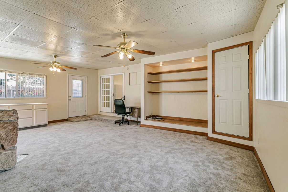 Home Office, Interior