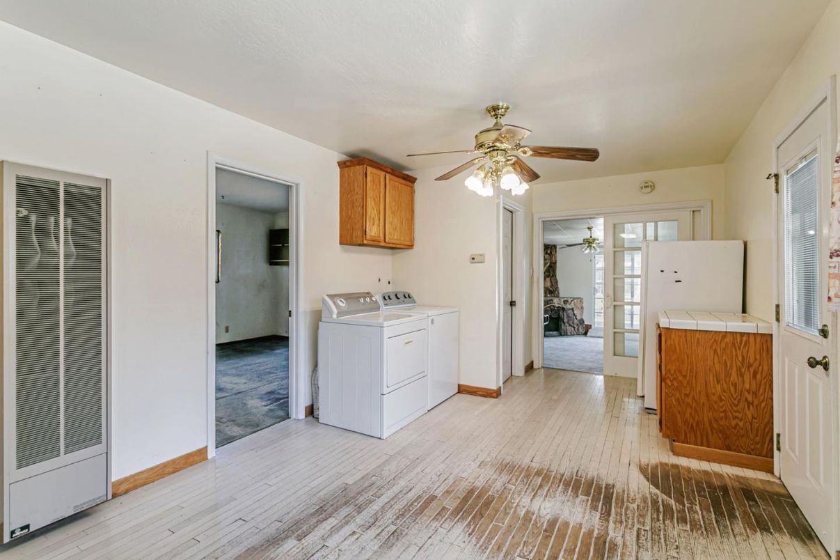 Interior, Washer, Wood Texture Flooring