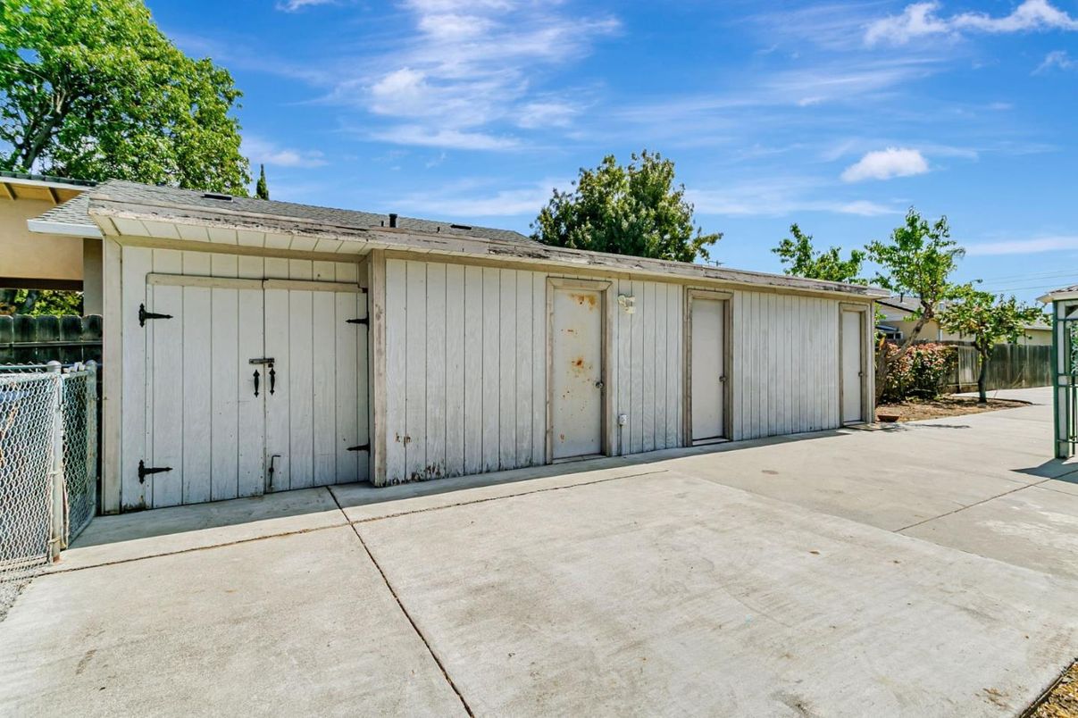 Detached Garage, Exterior