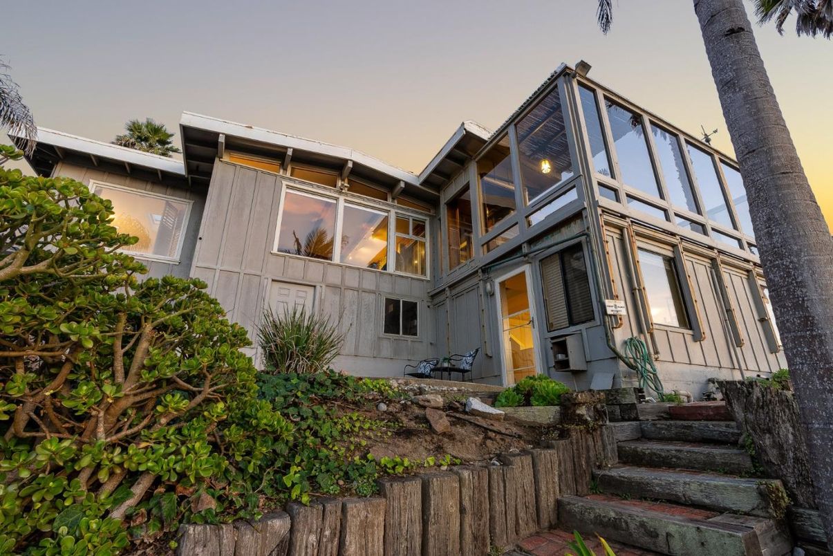 Exterior, Facade, Modern