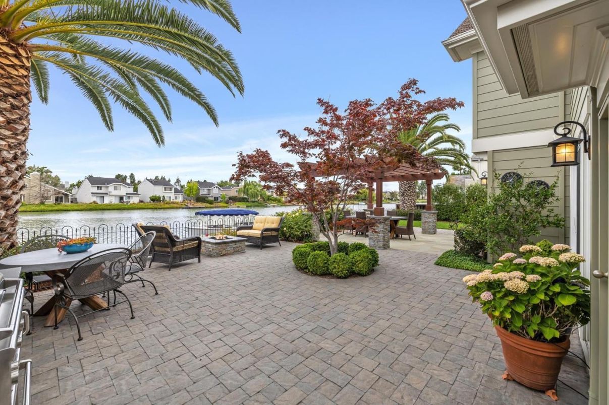 Exterior, Outdoor Kitchen, Water