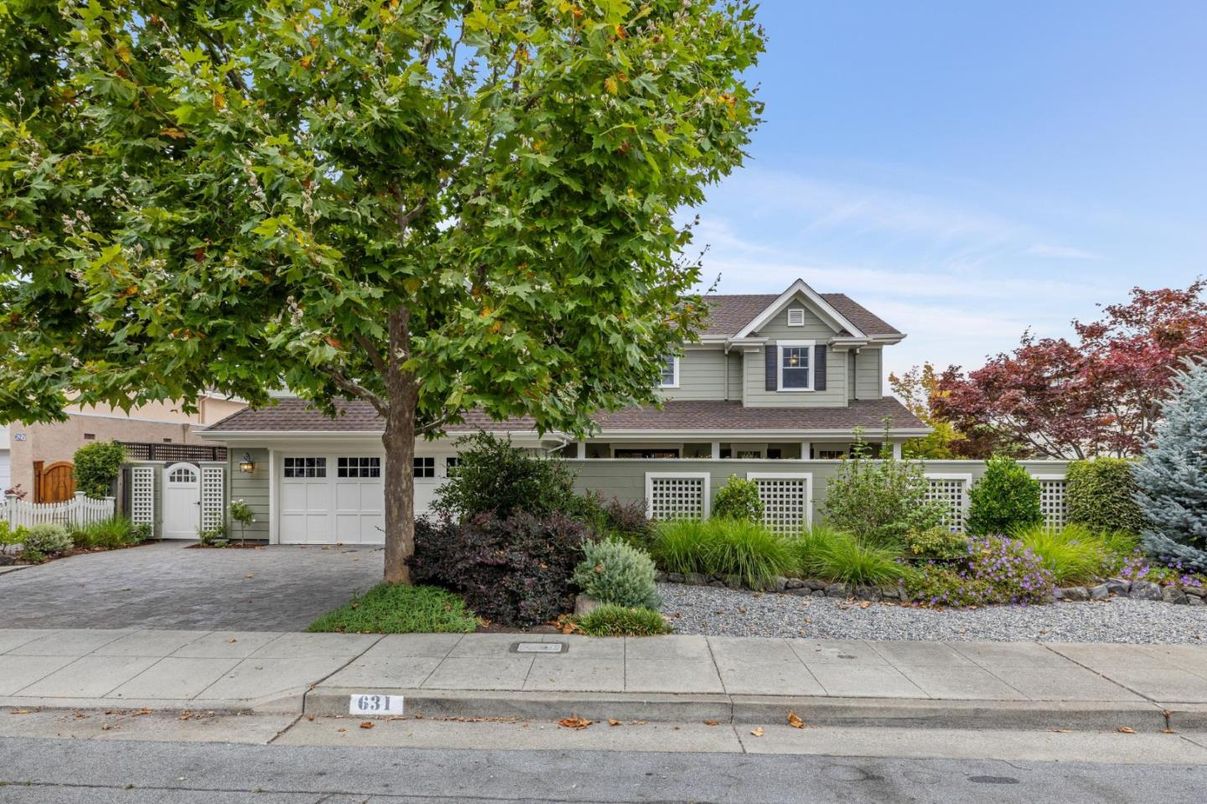 Attached, Exterior, Facade, American Craftsman