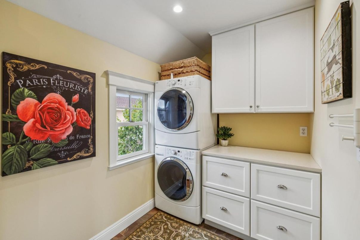 Interior, Recessed Lighting, Washer, Wood Texture Flooring