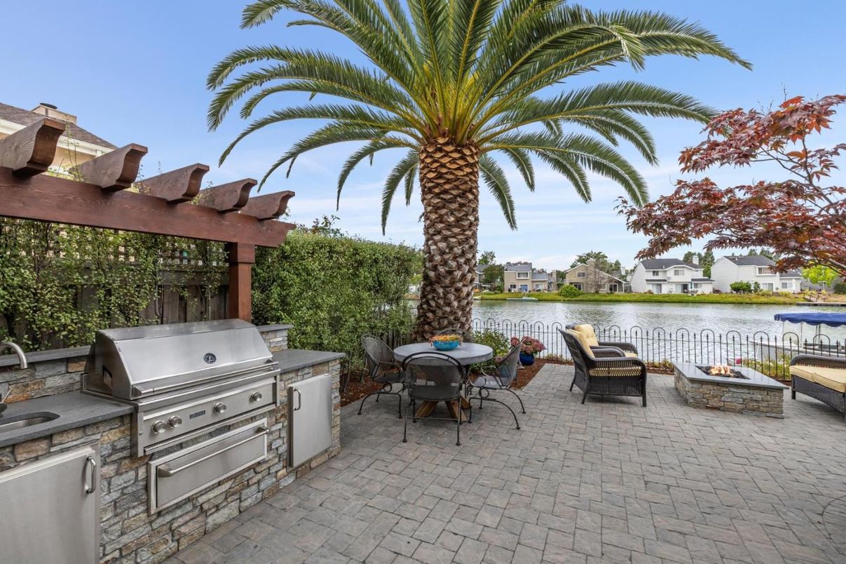 Exterior, Outdoor Kitchen, Water
