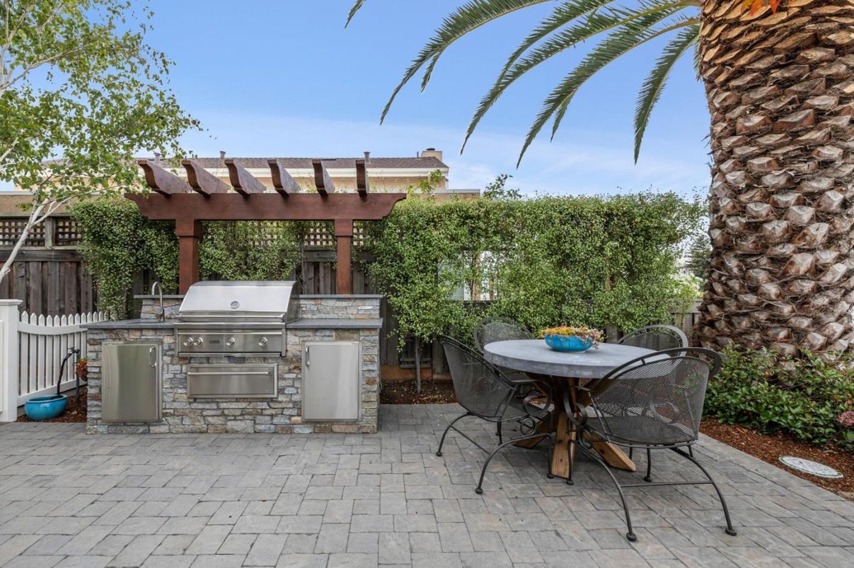 Exterior, Outdoor Kitchen