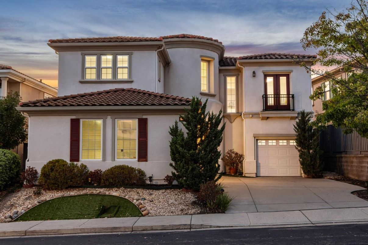 Attached, Exterior, Facade, Mediterranean