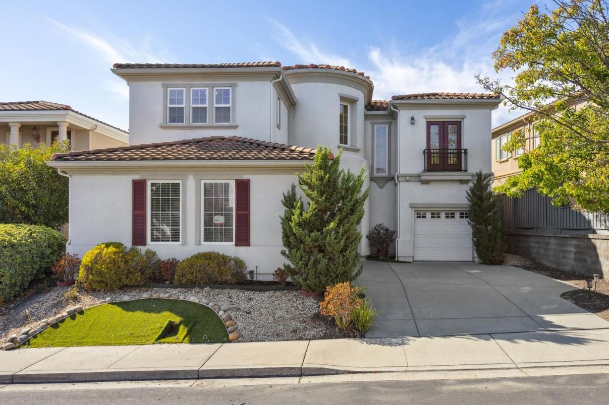 Attached, Exterior, Facade, Mediterranean