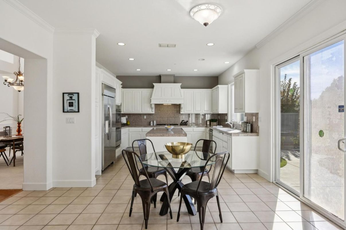 Chandelier, Dining room, Interior, Kitchen, Recessed Lighting, Stainless Steel Appliances