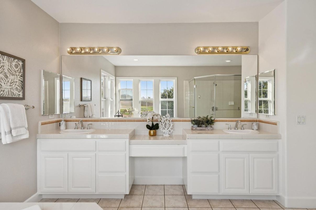 Bathroom, Dual Sink Vanities, Interior, Recessed Lighting
