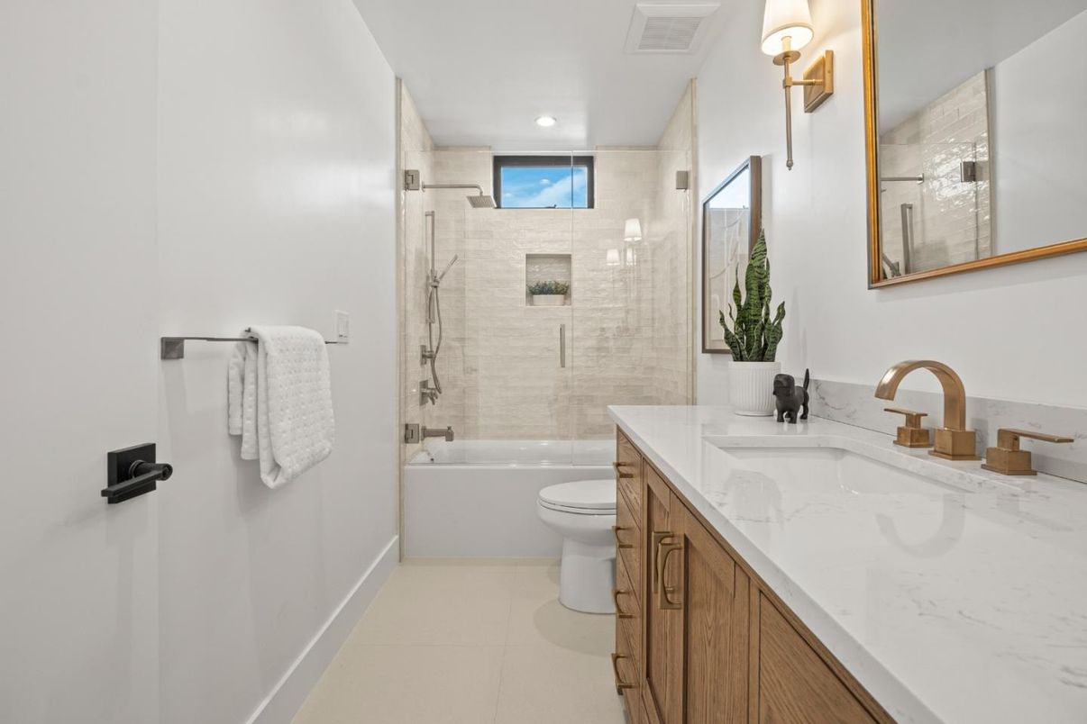 Bathroom, Dual Sink Vanities, Interior, Recessed Lighting