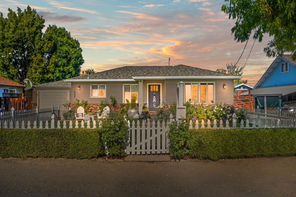 Attached, Exterior, Facade, Ranch