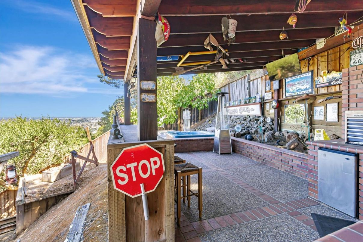 Exterior, Outdoor Kitchen