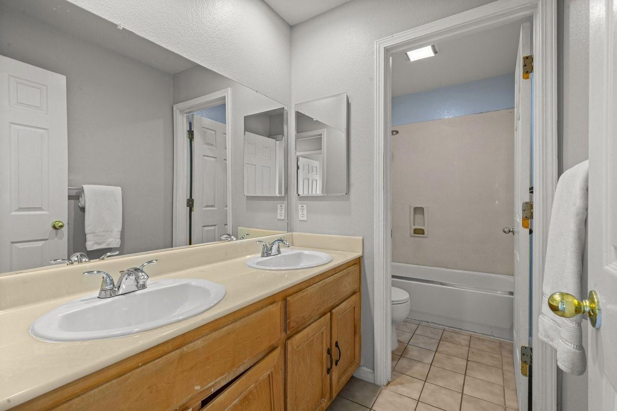 Bathroom, Dual Sink Vanities, Interior, Recessed Lighting